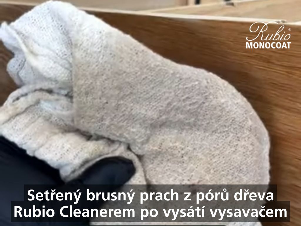 Setřený brusný prach ze dřeva Cleanerem po vysátí vysavačem